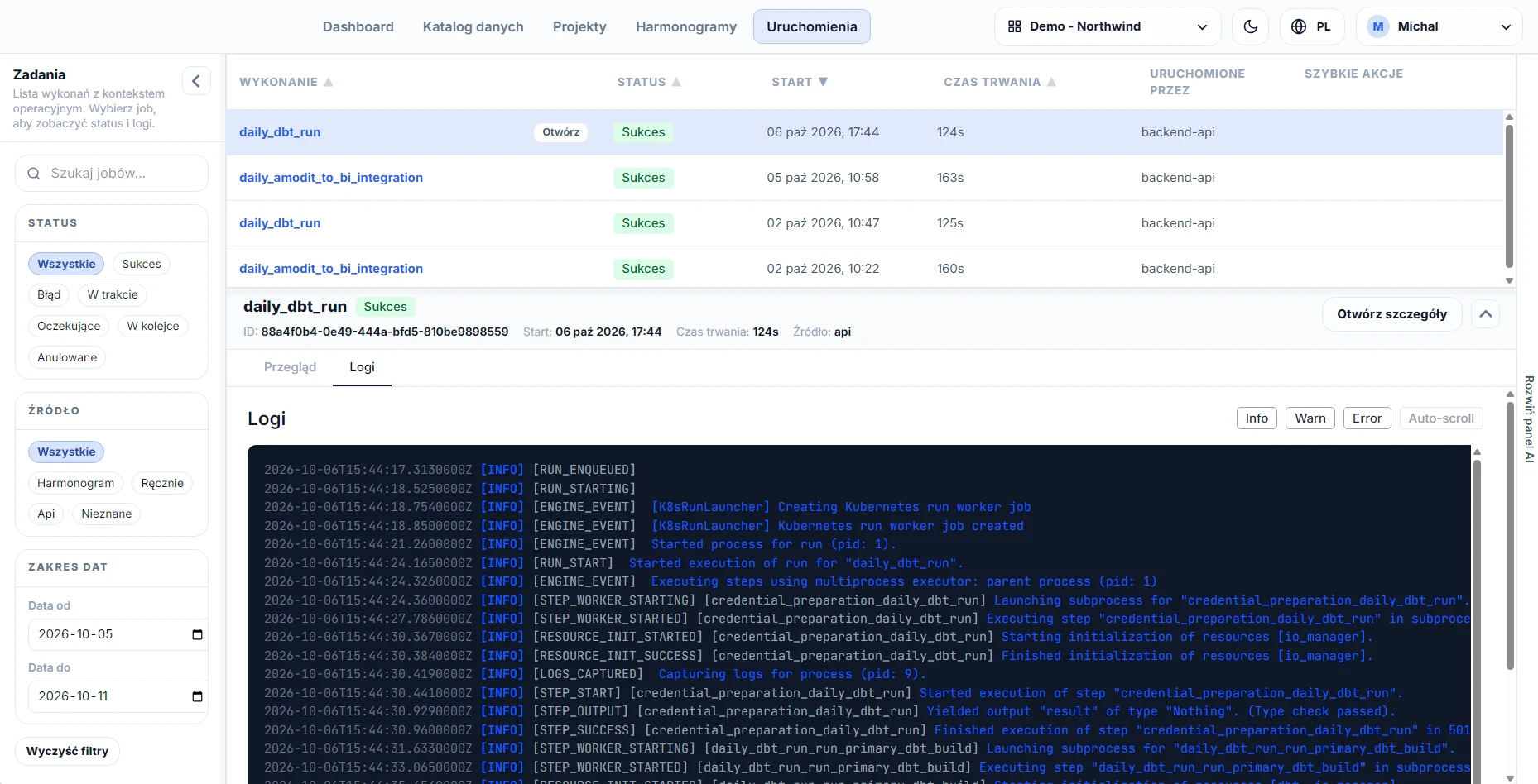 Widok uruchomień DataFlow z listą wykonań, ich statusem, czasem trwania i logami wybranego zadania