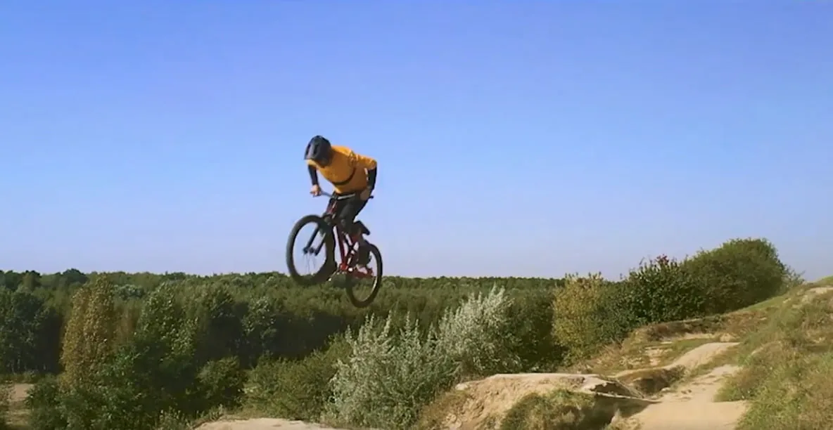 Rowerzysta wykonujący skok na trasie Bikeparku Kazoora wspieranego przez Astrafox