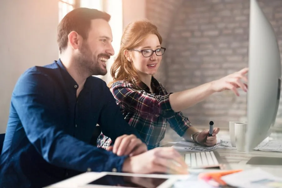 Użytkownicy analizujący dashboard w Tableau Cloud