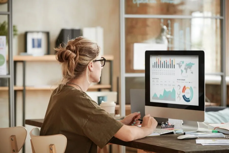 Dashboard Tableau Cloud wyświetlany na monitorze